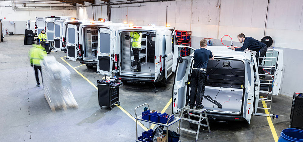 Image showing the PPO center where workers are providing service on vehicles.